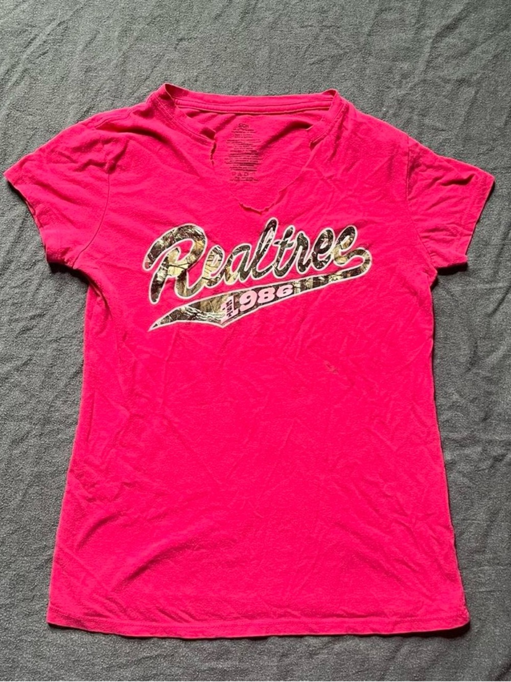 Realtree Women’s Short Sleeve Shirt Hot Pink & Camo
